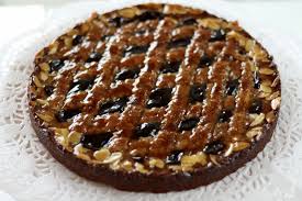 To prepare the linzer kuchen start beating the butter with the syrup until fluffy. Linzer Torte Das Klassische Rezept Mit Videoanleitung Sugarprincess