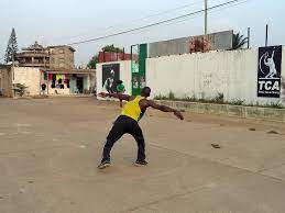 Cours de l'or en eur (euro). File Lansseur De Diques Au Cours D Un Entrainement Au Stade De L Amitie General Mathieu Kerekou Le Mardi Matin Jpg Wikimedia Commons