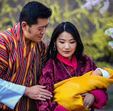 König jigme von bhutan und seine zauberhafte frau, königin jetsun, freuen sich und verkünden kurz nach ihrem vierten hochzeitstag offiziell: Bhutans Prinz Jigme Namgyel Wangchuck Ein Gluckskind Welt