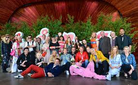 Allsång på skansen har premiär den 29 juni och det sista avsnittet sänds den 17 augusti. Allsang Pa Skansen Wikipedia