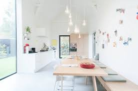 voel steeds meer voor een bank tegen de muur aan een heel lange eettafel prachtig huis van mijn fav scandinavisch interieur slaapkamer interieur thuis keukens