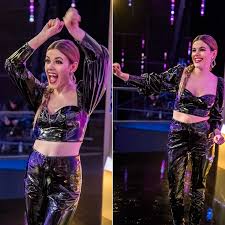 Álarcos énekes is a hungarian reality singing competition television series based on the masked singer franchise that originated from the south korean version of the show king of mask singer. Csobot Adel Atlatszo Ruhaba Bujt Ez Volt A Legszexibb Ruhaja Az Alarcos Enekesben Hazai Sztar Femina