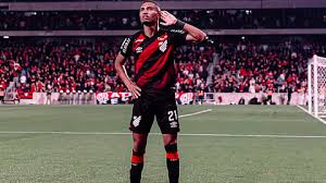 Sensação do Brasileirão, Athletico-PR desafia gigantes com 'Príncipe do Futsal', goleador e veterano renegado