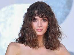 Ricci, mossi, corti, lunghi, con la frangia: Capelli Mossi Con Frangia Consigli E Star Da Copiare Vogue Italia