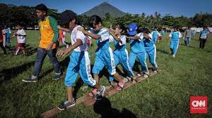 Pendapat pertama, mengatakan bahwa gasing awalnya adalah telur ayam yang tidak sengaja diputar dan akhirnya menjadi keseruan. Permainan Tradisional Puncak Dari Segala Kebudayaan