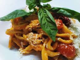 Lo scialatiello è un formato di pasta fresca creato ad amalfi negli anni '70 dallo chef enrico cosentino. Costiera A Tavola Scialatielli Con Salsiccia Pomodorini Del Piennolo E Caciotta Di Tramonti