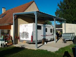 Mise En Situation D Un Abri Camping Car Metallique Adosse Au Mur De La Maison Abri Camping Car Camping Car Dessins Carport