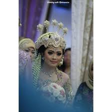 Pakaian adat jawa barat : Busana Pengantin Perempuan Pada Pernikahan Adat Sunda Jawa Barat Juga Dipenuhi Perhiasan Dan Aksesoris Emas Pengantin Pakaian Tari Kostum Tari