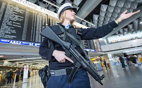 Der flughafen im südfranzösischen toulouse ist am tag nach den anschlägen von brüssel wegen eines verdächtigen gegenstands zeitweise geräumt worden. Brusells Attack Video Shows Passengers Run From Isis Bomb Blasts At Airport Daily Mail Online
