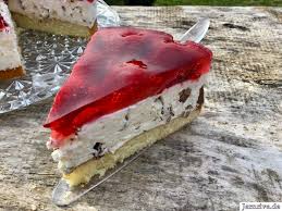 Erdbeer Yogurette Torte Aus Meinem Kuchen Und Tortenblog In 2020 Kuchen Und Torten Yogurette Torte Super Torte