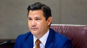 Judge says migrant flights lawsuit needs changes