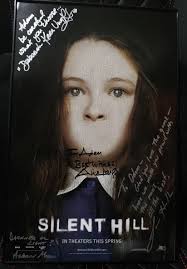 Der Silent Hill Film kam heute vor 15 Jahren raus. Beide Filme sind für  mich so „geht so“, aber der erste hat die Ästhetik echt gut getroffen. Hier  ist mein signiertes 11"x17"
