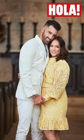 Adamari lópez trata a su pareja toni costa como jardinero y ahora en un video queda en evidencia que la boricua le da ordenes. Cmqc4t7thplwm