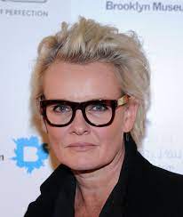 Glasögon för synsam och vinglas för orrefors, samt har formgivit den nya grammisstatyetten som delas ut på grammisgalan. 17 Eva Dahlgren Ideas Dahlgren Eva Bangs And Glasses
