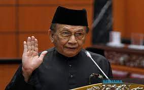 Rais yatim (born 15 april 1942) is a malaysian politician. Rais Yatim Among Five Sworn In As Senators Today