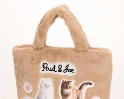 woman smiling with a PAUL & JOE cat tote bagの画像