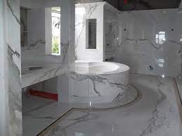 Il cliente ha scelto per il rivestimento del bagno il marmo bianco carrara per i rivestimenti delle pareti e il nero marquinia per la. Bagno Su Misura Con Doccia E Vasca In Marmo Di Carrara Dedalo Stone