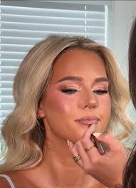 I'm looking for Freelance certified make up artists who would be willing to  work this Friday, and/or Saturday and/or Sunday to do make up appointments  for my Taylor Swift concert guests at