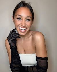 Beth Luciano's Instagram, Twitter & Facebook