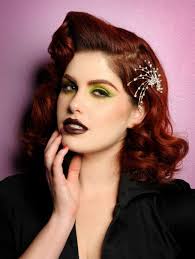 Frisuren Rockabilly Seitenscheitel Locken Schulterlang Spange Weiss Rockabilly Frisur Rockabilly Frisuren Frauen 50er Jahre Frisur