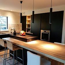 Decouvrez notre cuisine contemporaine nobles matieres avec lilot central effet marbre qui contraste avec les meubles de rangement en noir et bois. Realisation De Cuisines En Utilisant Le Bois Conception Et Installation De Cuisines A Brest Et Dans Le Finistere Cuisines Camille Foll