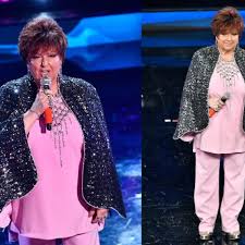 Intanto il web si scatena anche sul tirapugni dell'artista che la cantante sfoggia fin dalla prima esibizione del festival di sanremo. Orietta Berti A Sanremo 2021 In Versione Confetto Quarta Serata In Rosa Con Mantello E Tirapugni