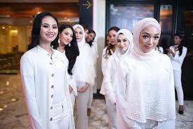 Check spelling or type a new query. Senarai 12 Finalis Dewi Remaja 2018 2019 Sensasi Selebriti