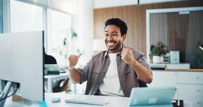 Page 28 | Person On Computer Stock Photos, Images and Backgrounds for Free  Download