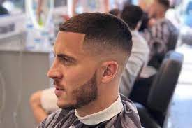 Eden hazard took a stroll around the grass at his new home, kicking gold and white footballs into a crowd that was bigger than those that came to see some la liga matches last. Eden Hazard Frisur Ayayhome