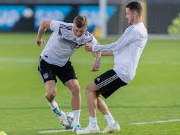 Toni kroos regresa al once tras cumplir sanción frente al getafe y con su vuelta se reúne de nuevo con casemiro y modric, el tridente casi inseparable del centro del campo del real madrid.desde. Kroos Doesn T Want To Be Casemiro And It Shows As Com