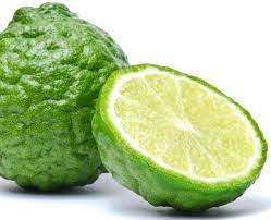 Anda hanya perlu mengambil daun limau purut yang ada di belakang rumah untuk menjadikan scrub limau purut untuk kegunaan rambut dan saya ada tanam pokok limau purut dan selalu berbuah. Cantik Dengan Parutan Limau Purut Wajah Nampak Glowing Memang Mudah Keluarga