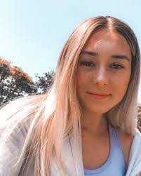 Emily Debolt's Instagram, Twitter & Facebook