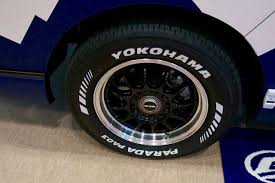ogushowカスタムの日産キャラバントランスポーター オートサロン2016年出展車輌 yokohamaタイヤ parada pa03 ホワイトレターがアクティブさを出しています トランスポーター タイヤ キャラバン