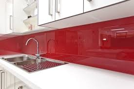 Si le verre est autant utilisé pour la conception de la crédence, c'est bien évidemment parce qu'il présente plusieurs atouts considérables. Armoires De Cuisine Blanches Avec Quels Murs Et Credence Armoire De Cuisine Credence Cuisine Verre Cuisine Verre