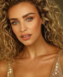 Martina Carter's Instagram, Twitter & Facebook