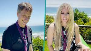 The video, which has received more than five million views on lavigne and hawk's respective profiles, first features the singer. Eqgyuq5oc1jmkm