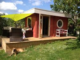 Auf Der Gemutlichen Holzterrasse Am Flachdach Gartenhaus Lasst Es Sich Gut Aushalten Von Mensch Und Hund Saunahaus Flachdach Gartenhaus Flachdach