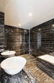 Bei aroundhome erfahren sie, wie sie ein modernes bad gestalten. Schone Moderne Badezimmer Mit Marmorwand Lizenzfreie Fotos Bilder Und Stock Fotografie Image 33886057