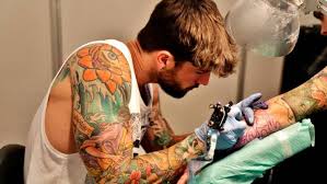 Además en la parte superior del brazo, vemos un tatuaje de flor de loto en tonos rosas de tamaño considerable, ocupando la cara interna del brazo, a la altura del codo. Los Tatuajes Pueden Producir Danos En El Sistema Inmunologico Con El Paso Del Tiempo Lionel Messi Leonel Messi Messi