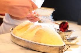 Dieses rezept wird mit himbeeren und preiselbeeren zum hochgenuss. Salzburger Nockerl Picture Of Konditorei Zauner Bad Ischl Tripadvisor