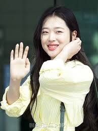 Sulli Captures Everyone S Attention With Her Most Innocent Fashion Outfit To Date Sulli Fashion Outfits Fashion