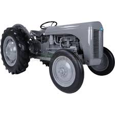 In 1947 the standard engine replaced the continental engine in the te20, this modified version was named the tea20. Universal Hobbies R001 Ferguson Te 20 Tractor Resin