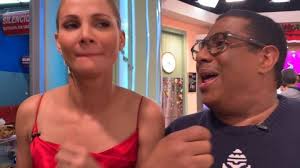 JAJAJAJAJAJAJA, Dice Eddy Vasquez que no es muy de villancicos, es más de  salsa navideña., No se pierdan a Carolina Dementiev dándolo todo.  #MomentosJelou