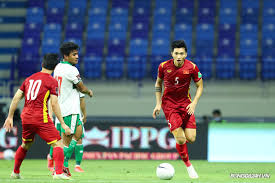 Văn hậu ôm an ủi evan dimas sau khi nhận huy chương vàng tại sea games 30. 9cwzky5u2ee6mm