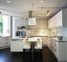 Un modèle de cuisine en mélaminé blanc, aux finitions impeccables composé de panneaux d'une épaisseur de 16 mm qui une petite cuisine équipée harmonieuse où le blanc est mis en valeur avec une peinture prune et un sol pvc gris souris. Cuisine Blanche 20 Idees Deco Pour S Inspirer Deco Cool