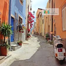 a vespa is an italian made motor scooter that many people ride around busy city streets and around those beautiful s italy pictures cool places to visit italy