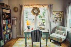 Şöyle güzel bir manzaranın içimizi açması güzel olurdu, ama masanın baktığı yönün direk cama dönük olması da çalışma enerjisini olumsuz etkiliyor. Calisma Odasi Dekorasyon Onerileri Ev Dekorasyon Fikirleri