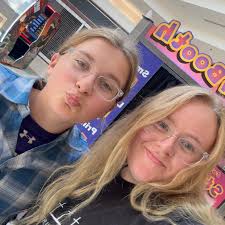 What is the best nail salon for acrylics in Traverse City?