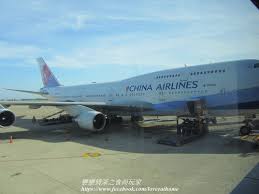 因降落時高度過高， 機師 執行 重飛 時操作失誤，導致飛機 失速 當場墜落，撞擊到 跑道 旁圍牆，一路衝到跑道外中正國際機場. è¯èˆªé£›æ©Ÿé¤é»ž æ¡ƒåœ'æ©Ÿå ´ æ–°åŠ å¡ æˆ€æˆ€æƒ…æ·± éš¨æ„çª©xuiteæ—¥èªŒ