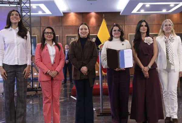 El Telégrafo - Asamblea entrega al Ejecutivo ley contra el reclutamiento de  niños y adolescentes